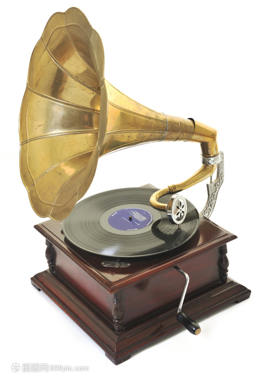 复古的旧留声机与喇叭扬声器播放音乐的盘子隔离白色的工作室